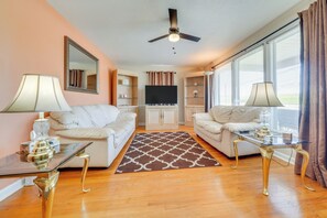 Living Room | Main Level | Smart TV | Free WiFi | Central A/C & Heating