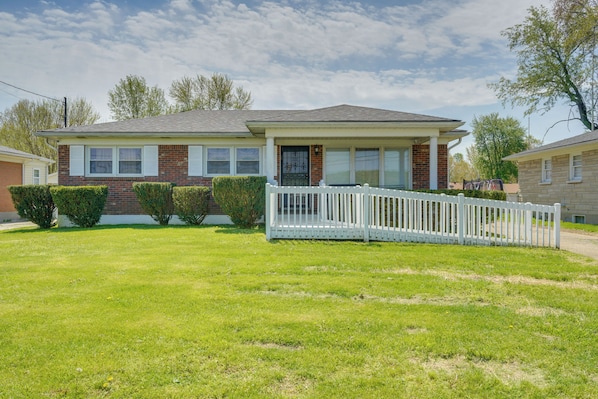 Louisville Vacation Rental | 3BR | 2.5BA | 1,400 Sq Ft | 4 Steps to Enter