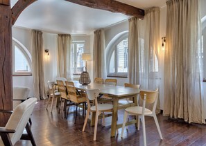Table à manger avec assises