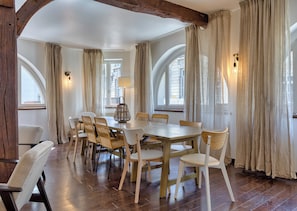 Table à manger avec assises