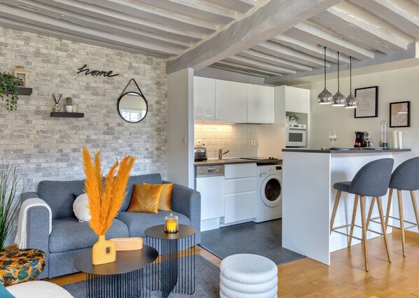 Cuisine ouverte aménagée et équipée avec machine à laver le linge