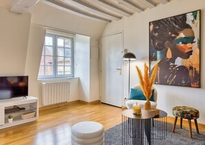 Salon design avec coin repos et télévision 