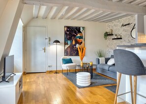 Salon et appartement sur cour au calme et lumineux