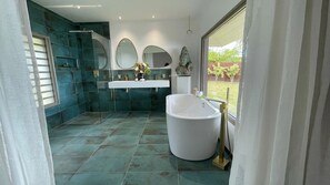 Bath tub