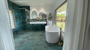 Bath tub