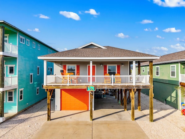 Bright, vibrant retreat with a cozy balcony—perfect for sunset gazing bliss!