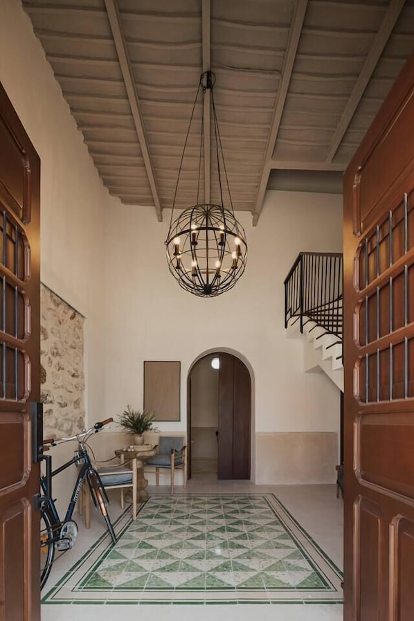 VESTÍBULO / RECIBIDOR BIENVENIDO A MERAKI Y SU ACCESO PRINCIPAL A LA CASA. DEL LADO DERECHO ENCONTRARAS LAS ESCALERAS QUE TE LLEVAN A LA PLANTA ALTA Y DOS BICICLETAS QUE TE ESPERAN PARA DAR UN RECORRIDO AL AIRE LIBRE CUANDO QUIERAS.