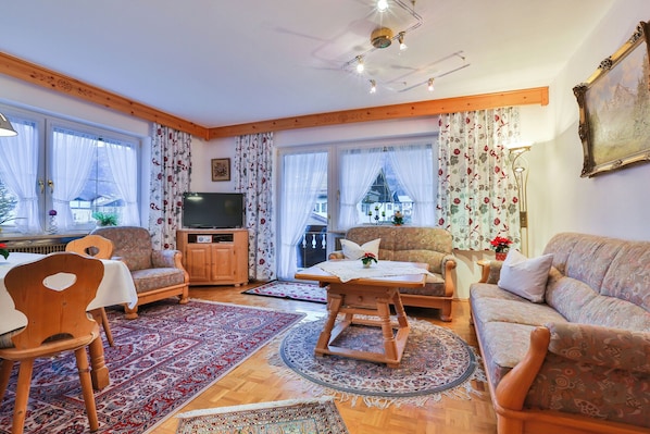 Ferienwohnung für 1-3 Personen, 70 qm, Wohnung 1 - Balkon, zwei separate Schlafzimmer-Wohnraum