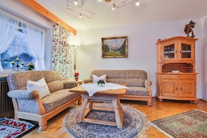 Ferienwohnung für 1-3 Personen, 70 qm, Wohnung 1 - Balkon, zwei separate Schlafzimmer-Wohnraum