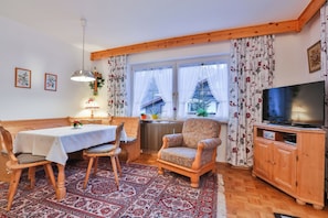 Ferienwohnung für 1-3 Personen, 70 qm, Wohnung 1 - Balkon, zwei separate Schlafzimmer-Wohnraum