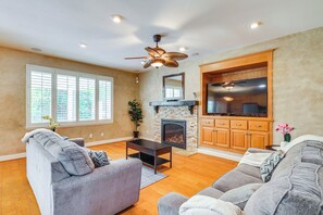 Living Room | Free WiFi | Central A/C & Heating | Fireplace