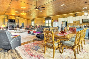 Dining Area | Dishware/Flatware Provided | Free WiFi