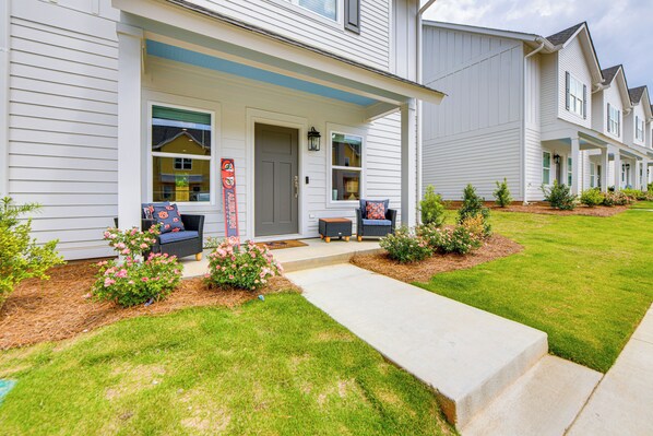 Opelika Vacation Rental | 2BR | 2.5BA | Stairs Required | 1,492 Sq Ft