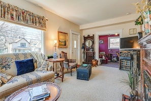 Living Room | 1st Floor | Free WiFi | Central Heating & A/C