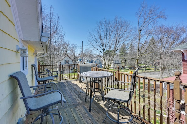 Lansing Vacation Rental | 5BR | 5BA | 1,700 Sq Ft | Steps to Enter