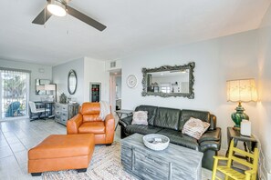 Living Area | Smart TV w/ Cable | Laptop Workspace w/ Printer | Board Games