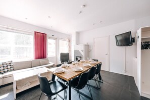 This two-story semi-detached house is bright and spacious. Upstairs you will find a living room with an open kitchen and access to the apartment's balcony.