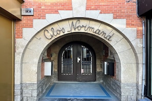Entrance / Reception