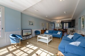 Grande maison à louer avec jardin et salon lumineux à Saint-Jorioz 