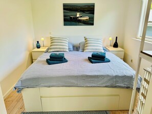 Schlafzimmer mit Doppelbett (180 x 200 cm) und Fliegengitter