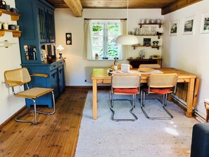 Wohnzimmer mit Essbereich, TV, Kamin und Sofa