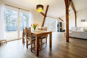 Offene Küche mit Essbereich, Geschirrspüler und Meerblick