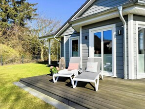 Großer, eingezäunter Garten mit 2 Terrassen