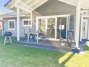 Großer, eingezäunter Garten mit 2 Terrassen