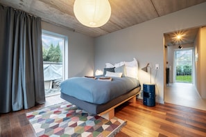 Schlafzimmer blau mit Doppelbett und Sofa im EG