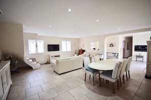 Paradou holiday rental villa for rent dining room