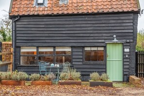 The Dairy at Green Valley Farm, Ubbeston: Outdoor area with bistro dining set