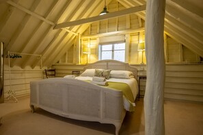 The Dairy at Green Valley Farm, Ubbeston: Bedroom with super-king size bed