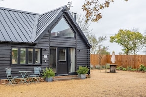 The Woodshed at Green Valley Farm, Ubbeston: Outdoor furniture for al fresco dining from the barbecue