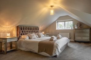 The Woodshed at Green Valley Farm, Ubbeston: Bedroom with super-king size bed