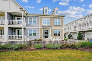 ,Front Elevation,
