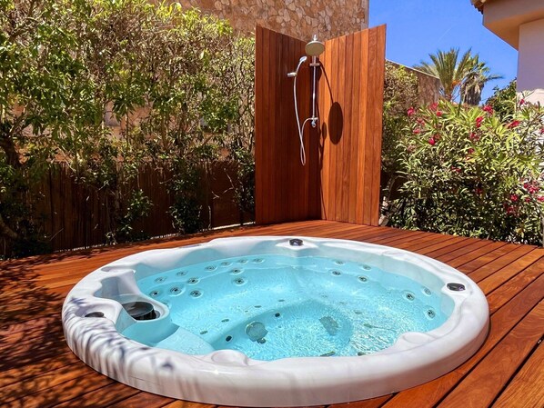 Bain à remous extérieur