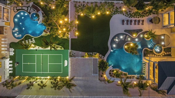 The Siesta Estate - Amazing 8,000 SQFT Luxury Estate - 12 Bedrooms, 12 Full Bathrooms w/ 4 1/2 Baths - Sleeps 36