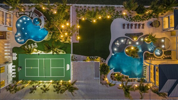 The Siesta Estate - Amazing 8,000 SQFT Luxury Estate - 12 Bedrooms, 12 Full Bathrooms w/ 4 1/2 Baths - Sleeps 36
