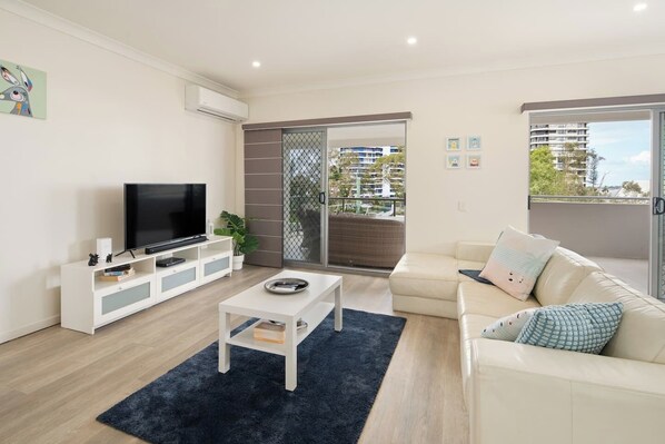 Stretch out on the leather lounge and stream your favourite shows with Disney+ or Netflix on the Smart TV, perfectly placed for laid-back evenings after days by the Broadwater.