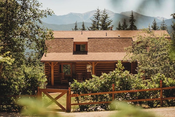 Welcome to Olympic View Haven! Where the mountain views are far and wide, wildlife is abundant, and the only sound you’ll hear is the wind through the valley. Come stay and find serenity️