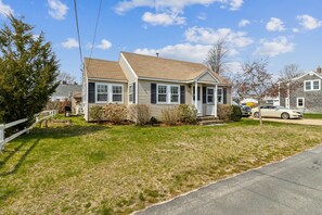 Neighborhood, Transportation, Grass, Architecture, Building