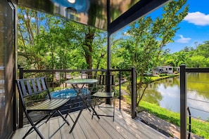 Your glamping vacation is here! Pond view, hot tub steps away, this is vacation!