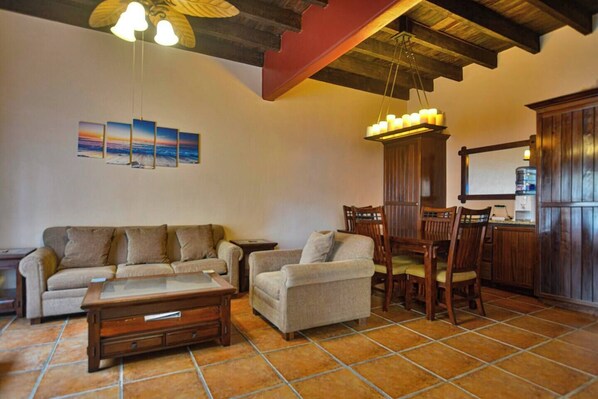 Paradise found, Mission Gate 3B. 2 bedroom 2 bathroom condo 200 meters from West Bay Beach.