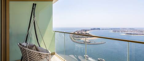 Waterfront holiday rental with unparalleled sea and Palm Jumeirah views in Emaar Beachfront