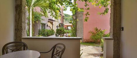 Caribbean Breeze 7A. 1 bedroom condo 200M from West Bay Beach.