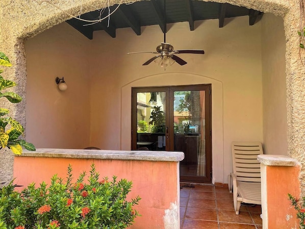 Caribbean Breeze 7B. 1 bedroom condo 200M from West Bay Beach