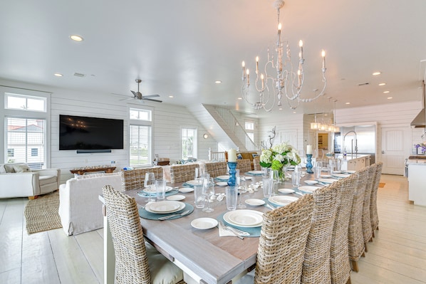 Enjoy the beautiful living room and dining table that seats 14 guests!