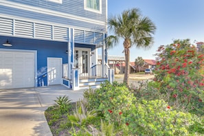 Blue Bay Vista is located on a private drive situated on Lake Cuomo
