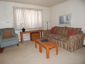 StayWinterPark-Hi-Country-Haus-Living Room (1) unit 2501