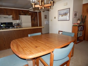 StayWinterPark-Hi-Country-Haus-Dining Table unit 2501